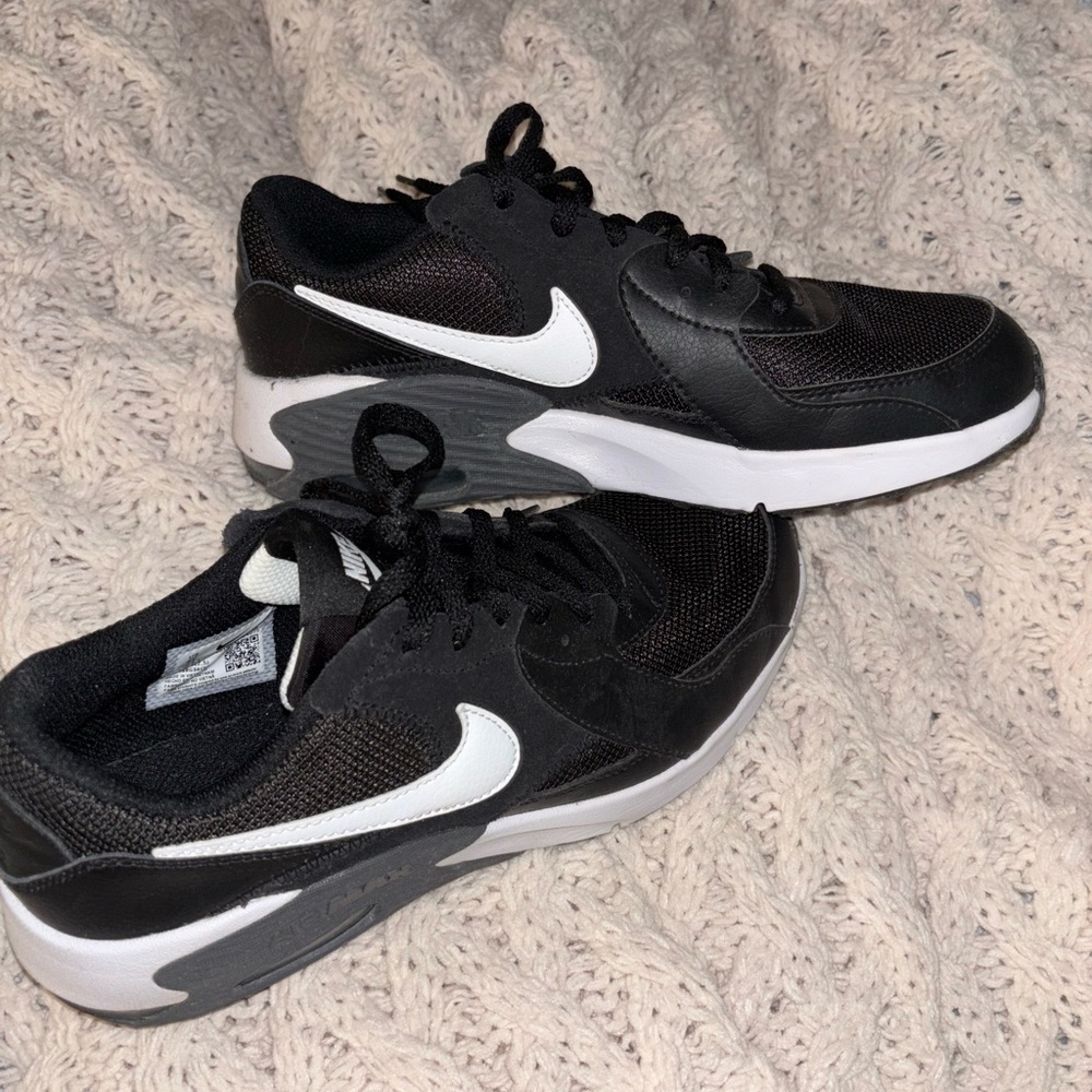 Nike Men's Black and White Athletic Sneakers
